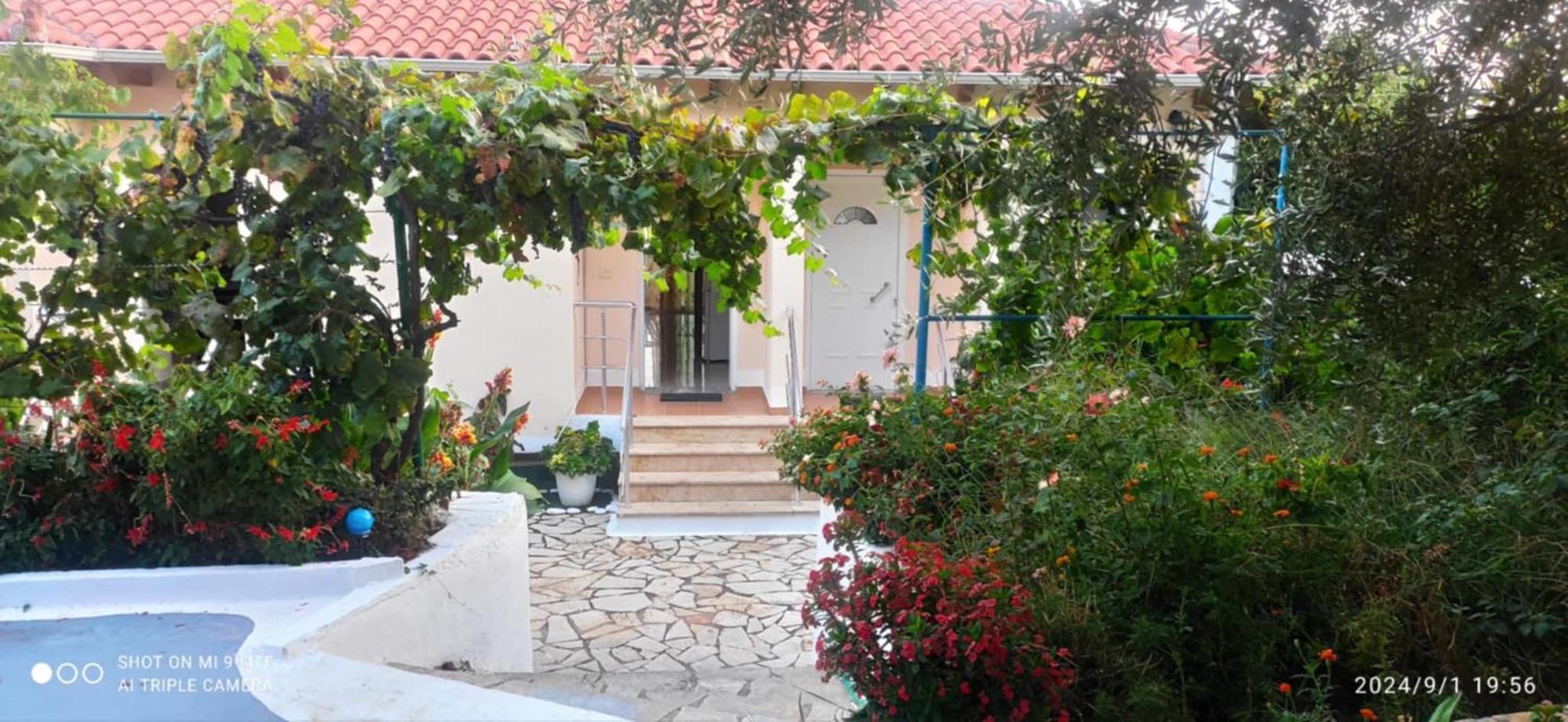 Vasil Rooms Lukove Exterior photo